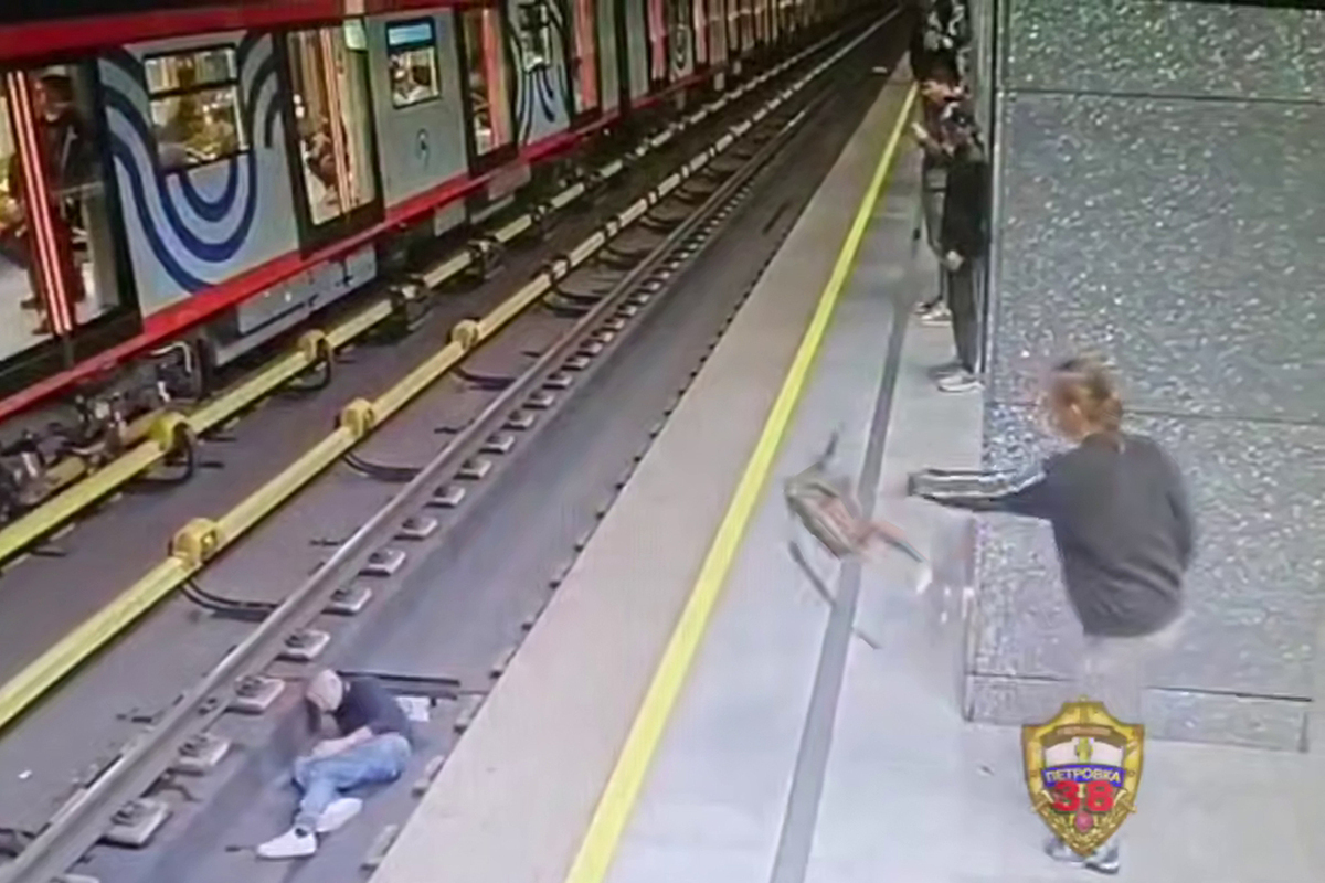 Обиженная женщина столкнула знакомого на рельсы московского метро и попала на видео