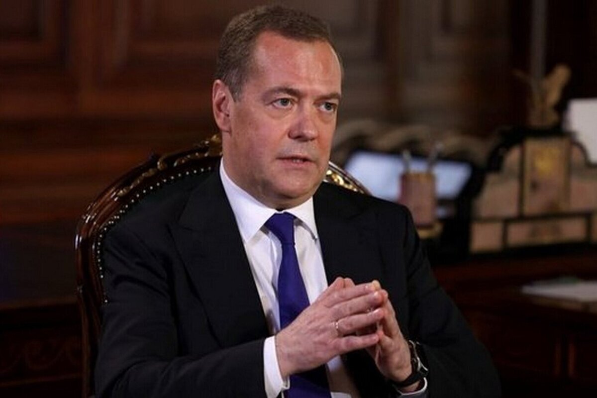 Медведев описал будущее Урсулы фон дер Ляйен словами "спидошлиц" и "краснофай"