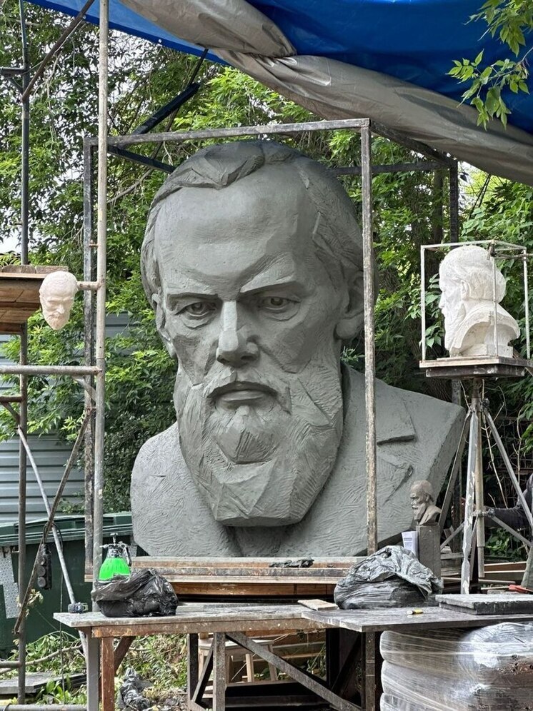 У здания Омского государственного университета имени Ф