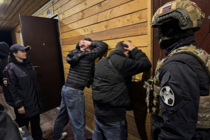 Опубликованы кадры задержания наркосбытчиков в загородном клубе в Пензенской области