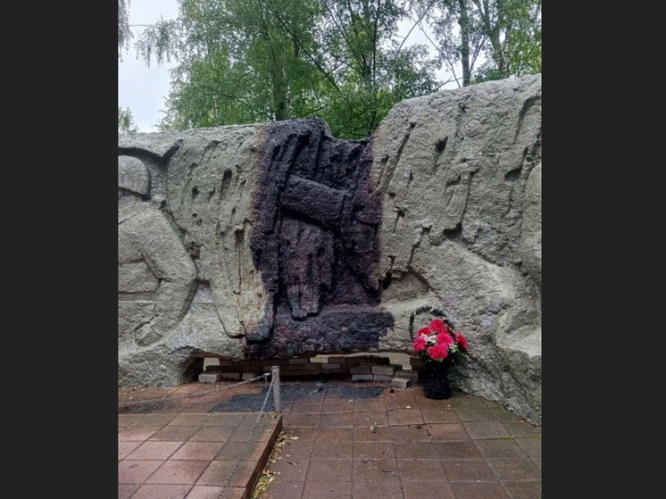 В Ярославской области дети сожгли венки на мемориале воинской славы