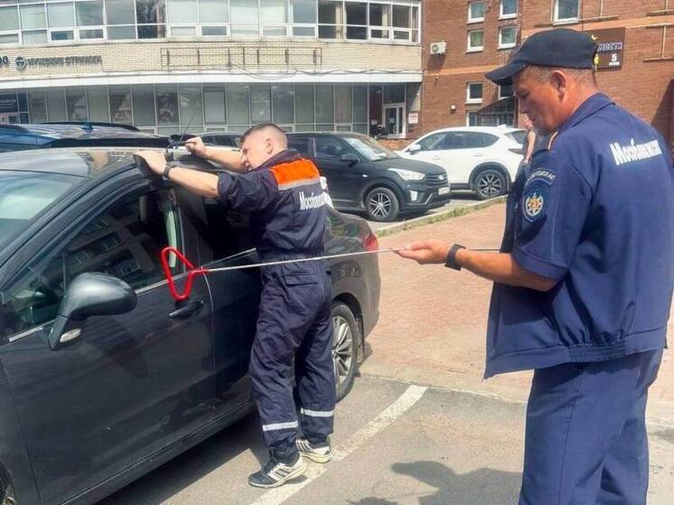 Спасатели помогли малышу 2 лет, который оказался заперт в машине