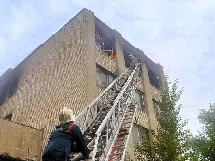В Чебоксарах сгорела пустующая пятиэтажка — пожар тушили три часа