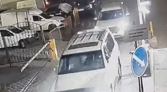 Молодой водитель наехал на охранника и скрылся с места происшествия: видео