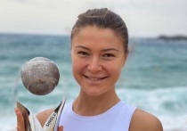 39-летняя российская теннисистка Динара Сафина показала летний лук. Экс-первая ракетка мира пришла в восторг от подаренного ей букета.