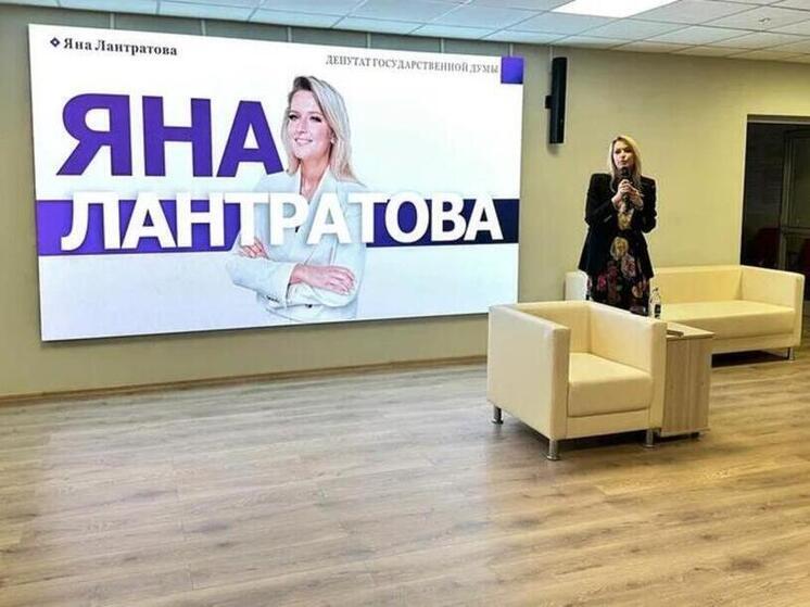 Депутат Госдумы пообщалась с представителями Молодежной Гражданской Экспертной Рады (МГЕР), участниками "Движения первых" и студентам. Основной темой обсуждения стал деструктивный контент в сети Интернет. Участники встречи проанализировали, каким образом можно защитить себя и своих близких от негативного влияния, способствующего формированию чуждых традиционных ценностей.