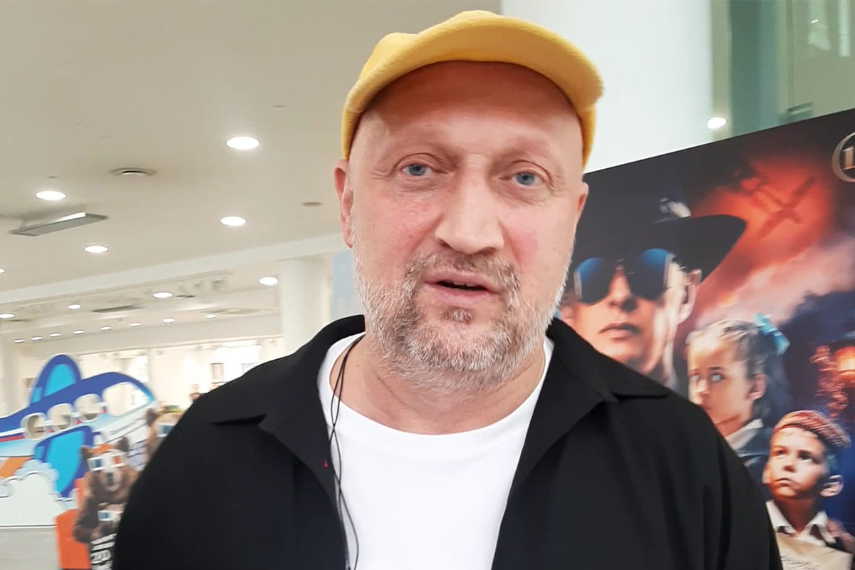 Актёр Гоша Куценко вывез семью на культурное событие