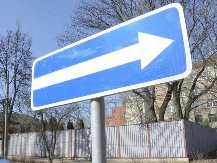 Одностороннее движение ввели на участке ул. Октябрьской в Нижнем