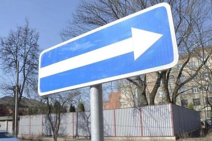 Одностороннее движение ввели на участке ул. Октябрьской в Нижнем