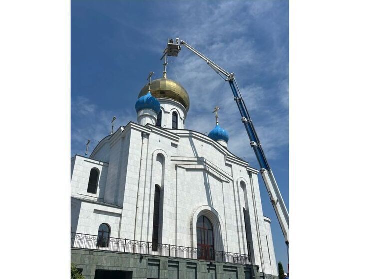 В Смоленске укрепили крест на куполе храма Новомучеников на Поповке
