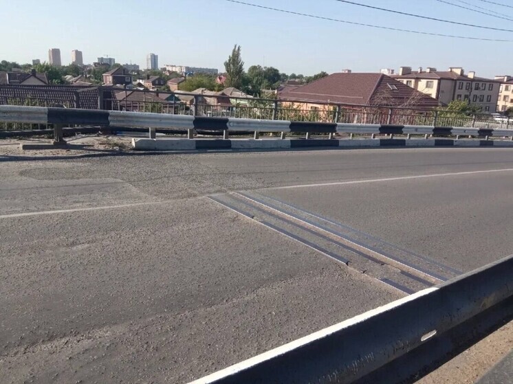 В Батайске с Горбатого моста упал молодой человек