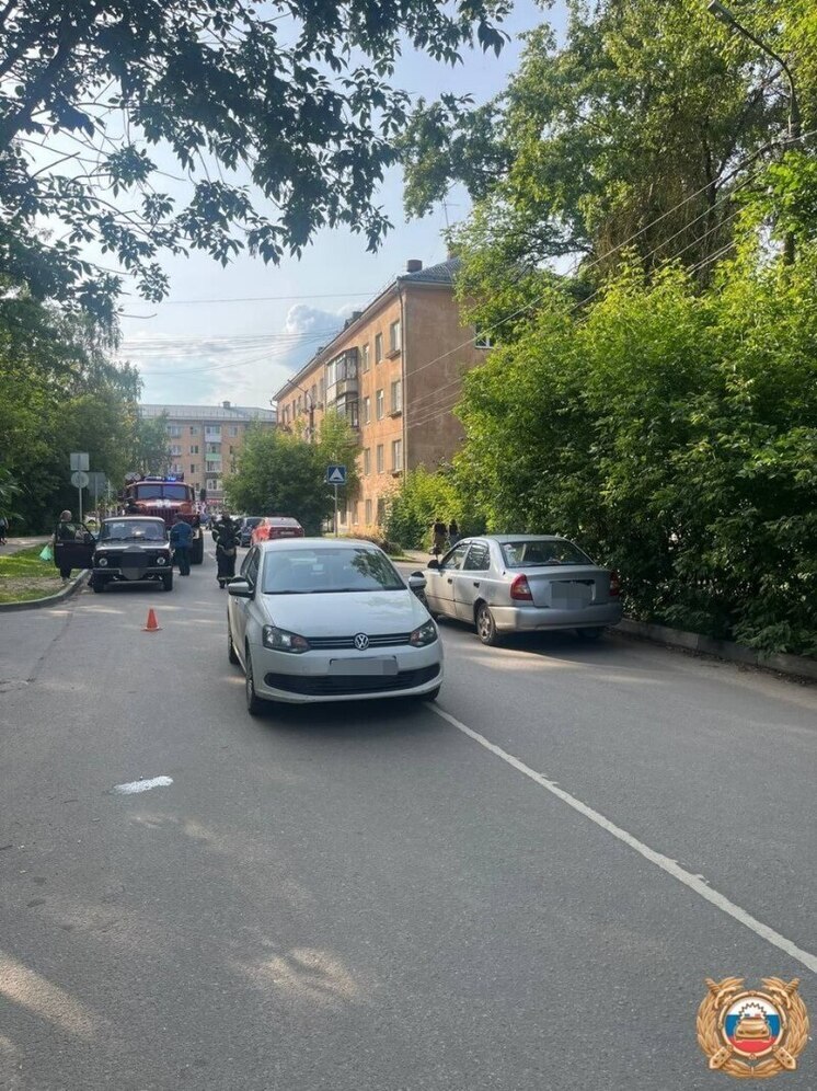 В Твери ребенок вырвался из рук матери и попал под машину
