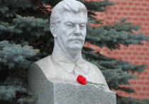 "Нет, Сталин не умер. Считает он смерть поправимостью. Мы вынесли из Мавзолея его. Но как из наследников Сталина – Сталина вынести?"