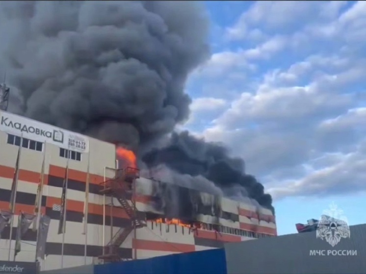 В Екатеринбурге во время пожара на складе обрушилась крыша