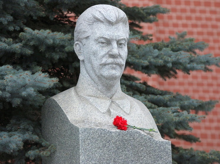"Нет, Сталин не умер. Считает он смерть поправимостью. Мы вынесли из Мавзолея его. Но как из наследников Сталина – Сталина вынести?"