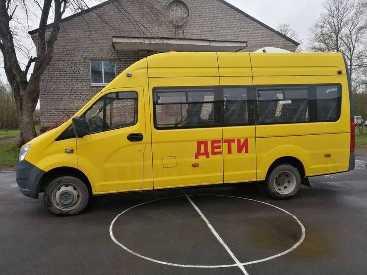 Волховская школа подарила армии автобус