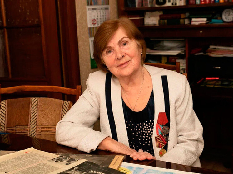 Девочка за колючей проволокой