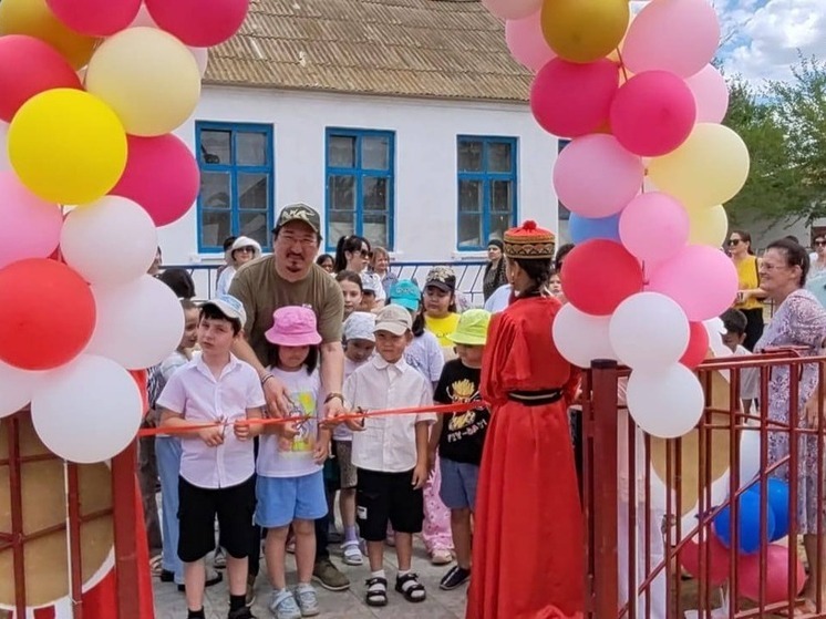 В поселке Калмыкии открыли новую детскую площадку