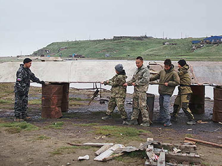 Морзверобои Чукотского района строят новые байдары к регате