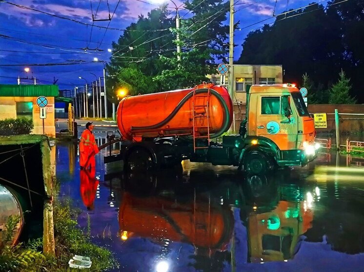 Абакан поплыл: воду с улиц столицы Хакасии вывозят КамАЗами
