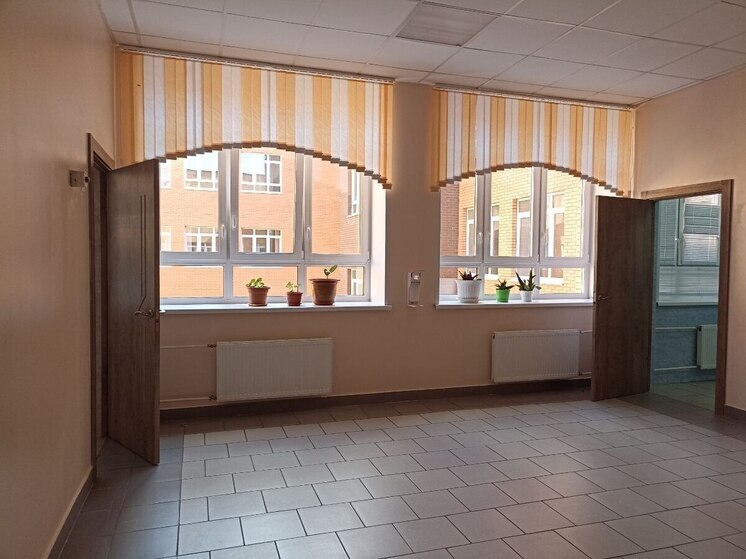 Сотруднице хакасской школы выплатят 300 тысяч за неудачное мытье окон