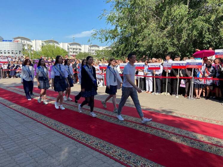 В Улан-Удэ наградили выпускников-медалистов