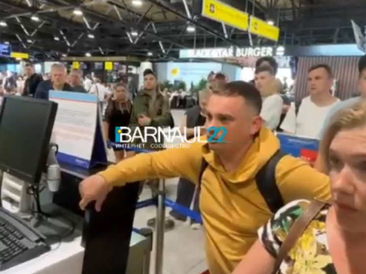 Пассажиры рейса Москва — Барнаул почти на сутки застряли в Шереметьево