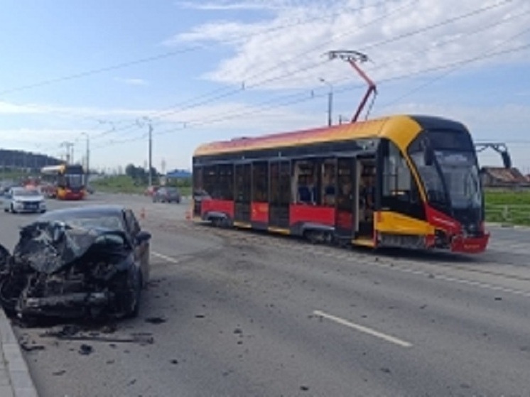 В Верхней Пышме машина столкнулась с двумя трамваями