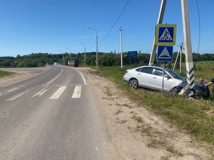 На орловской трассе после ДТП иномарка врезалась в опору ЛЭП