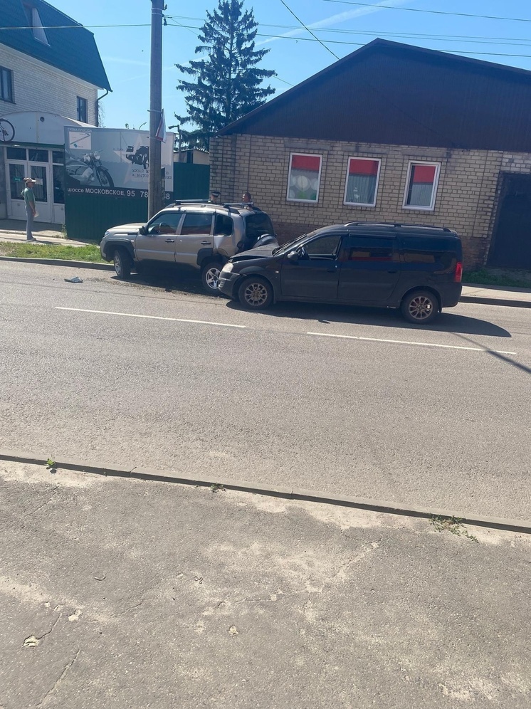 В Орле водитель отечественного авто попал в реанимацию после ДТП