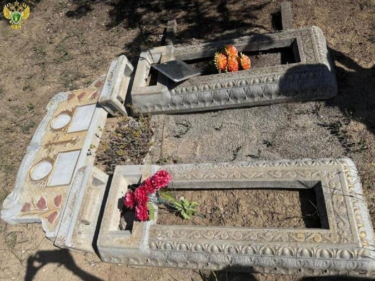 Прокуратура Акимовского района проводит проверку по факту вандализма на кладбище