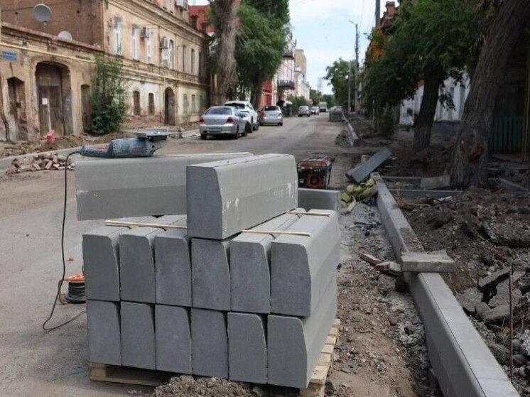 В Астрахани на улице Фиолетова ведутся масштабные работы по укладке тротуарной плитки