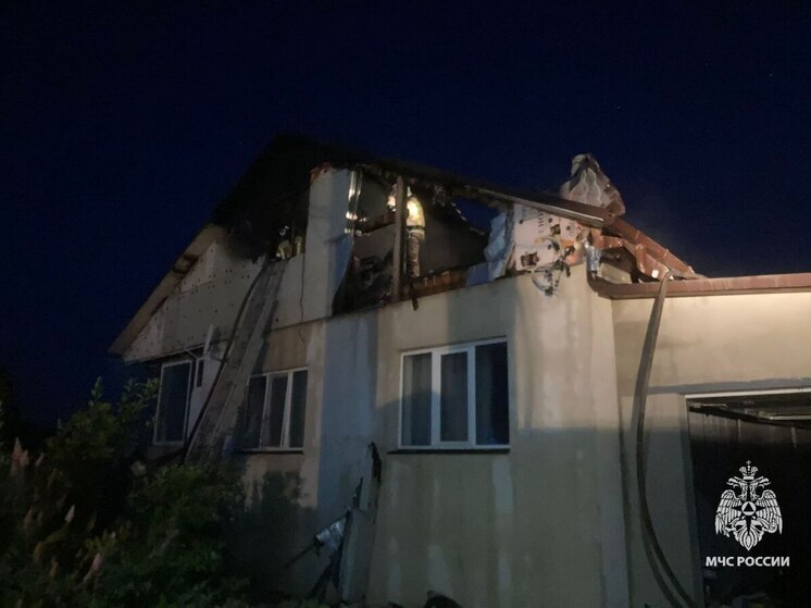 В Черни на площади 56 квадратных метров загорелся жилой дом