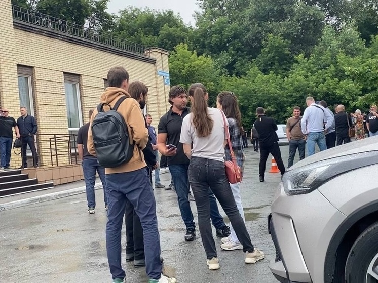 Сотни человек пришли на прощание с новосибирским боксером Башкировым