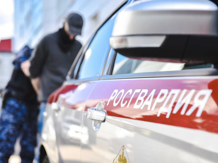 В Пензе росгвардейцы задержали пьяного дебошира, вскрывавшего пачки с макаронами на складе