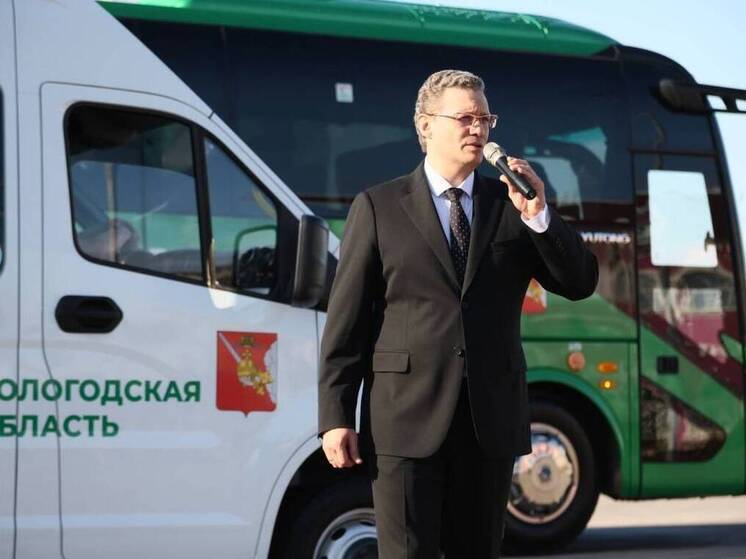 Губернатор Вологодчины вручил сокольским спортсменам ключи от нового микроавтобуса