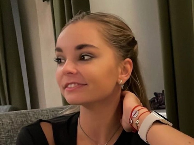 7 июля титулованная художественная гимнастка Дина Аверина стала женой фигуриста Дмитрия Соловьева. В день свадьбы сестра-близнец невесты Арина Аверина рассказала о том, как на ее глазах развивался роман новобрачных.