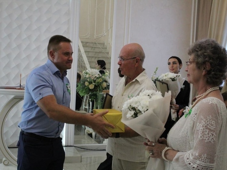 В Новомосковске в День семьи, любви и верности чествовали семьи-юбиляры