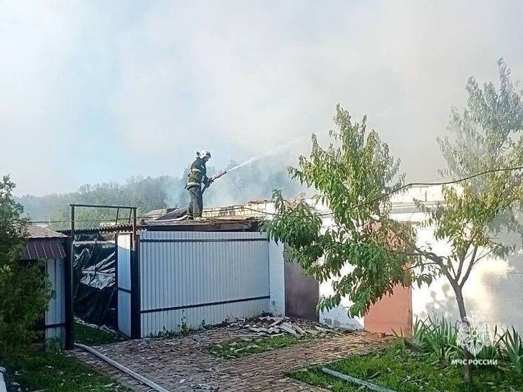 В Ивнянском районе загорелись баня, гараж и сарай