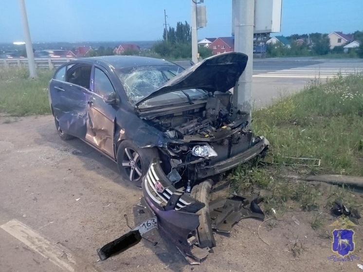 В Самарской области 18-летний водитель Volvo влетел в 25-летнего водителя Geely