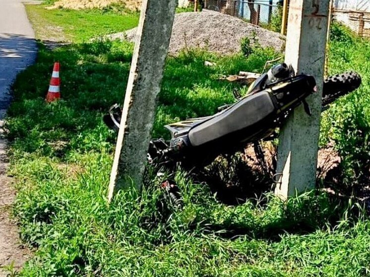 В воронежском Лосево мотоциклист на скорости врезался в ЛЭП