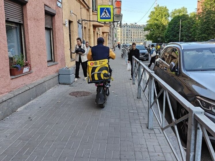 В Смольном проигнорировали постановление губернатора о курьерах и самокатчиках
