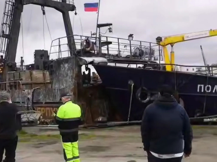 Траулер задел судно в порту Мурманска