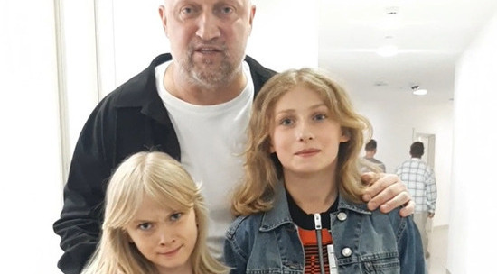 Гоша Куценко с дочками передал привет жене: видео закулисья