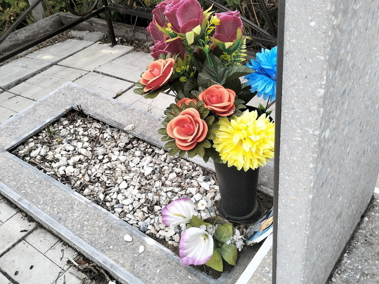 Вандалы разгромили кладбище под Омском: памятники залиты краской