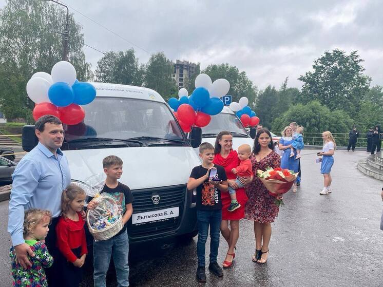 Губернатор Ленобласти вручил автомобили многодетным семьям в День семьи