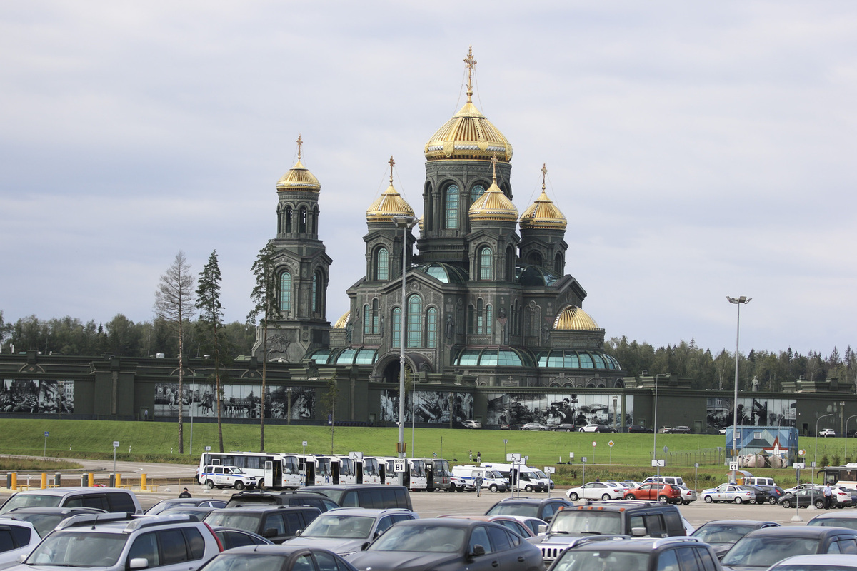 Прокуратура: деньги парка "Патриот" потратили на дачу сына экс-замминистра обороны Попова