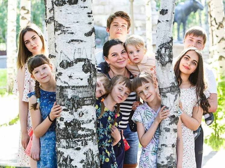 Губернатор Югры: в автономном округе поддерживают более 380 тысяч семей