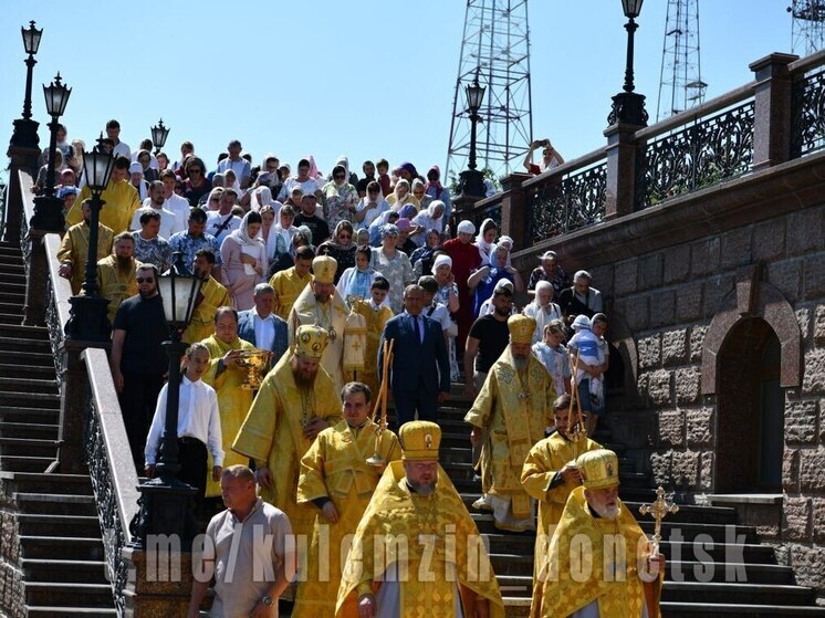 В Донецке прошла литургия и крестный ход в честь Дня семьи, любви и верности