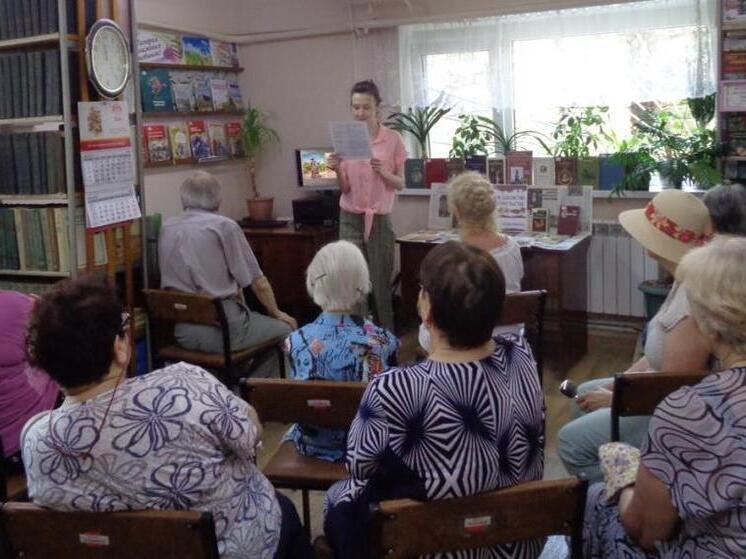 Ежегодно 11 июля в нашей стране отмечается Всемирный день шоколада. Для любителей сладкого в этот день проводятся фестивали, выставки, мастер-классы и дегустации популярного десерта из какао-продуктов. В преддверии этого вкусного праздника симферопольская библиотека-филиал №4 им. М. М. Коцюбинского подготовила для членов читательского объединения «Хорошее настроение» праздничный вечер «Шоколад! Восьмое чудо света!».